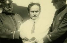 Houdini sujeto por dos oficiales de policia 1923