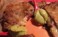 “Cachopo carbonara con espuma de "arbejos” y ali-oli de pimientos del piquillo" del Restaurante Vinoteca Tempranillo